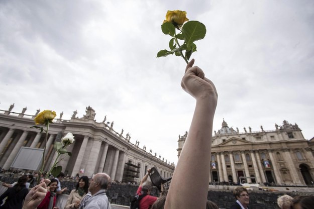 Pielgrzymi zabierają róże na pamiątkę /MASSIMO PERCOSSI /PAP/EPA