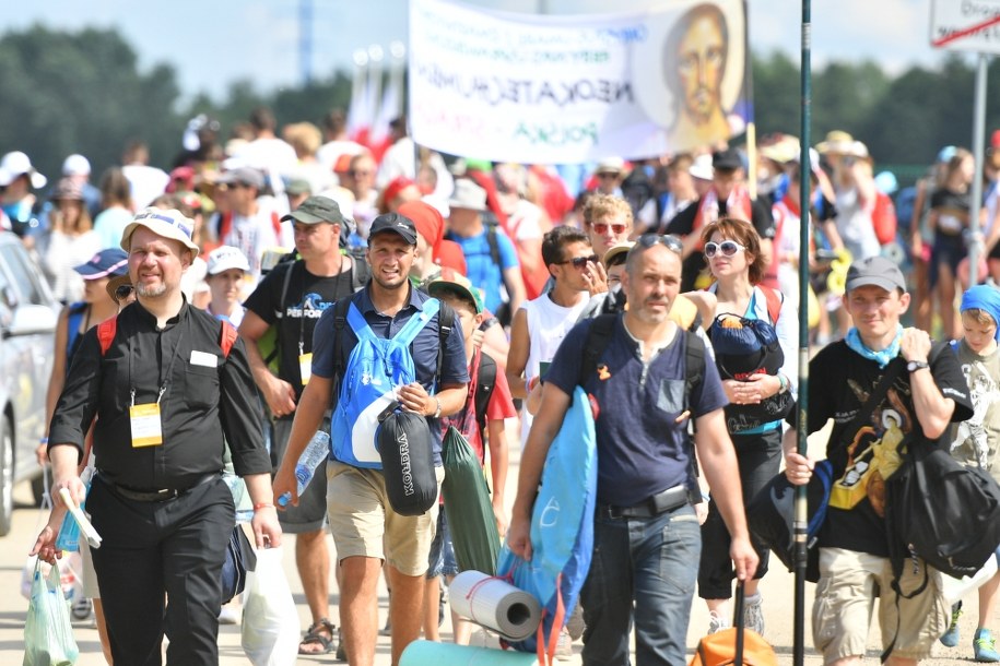 Pielgrzymi zmierzają do Brzegów /Maciej Kulczyński /PAP