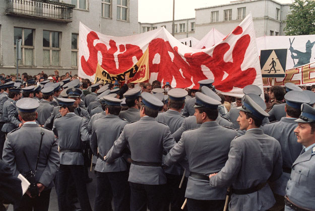 Pielgrzymka Jana Pawła II w 1987 roku pod czujnym okiem reżimu /AFP