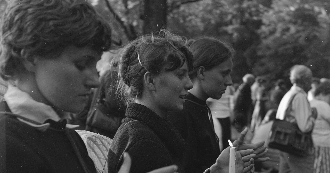 Pielgrzymka podczas uroczystości Zaśnięcia Najświętszej Maryi Panny w Kalwarii Zebrzydowskiej w 1978 r. /LECH ZIELASKOWSKI /Z archiwum Narodowego Archiwum Cyfrowego