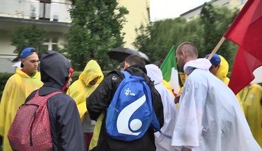 Pielgrzymom niestraszny chwilowy deszcz. Tłumnie zmierzają na krakowskie Błonia
