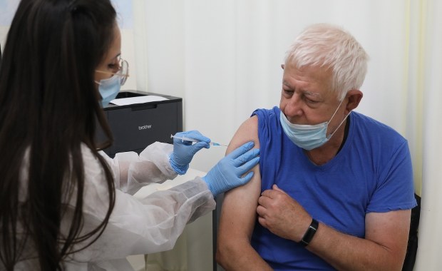 Pieniądze, bilet na basen czy... sos pomidorowy. Nagrody za szczepienie we Włoszech