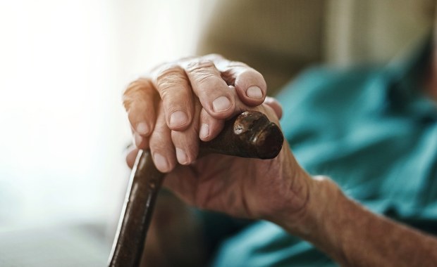 Pieniądze dla stulatków. Ile osób dostaje specjalne świadczenie?