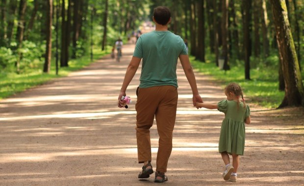 Pieniądze dostaną także ojcowie? Możliwa zmiana w świadczeniu