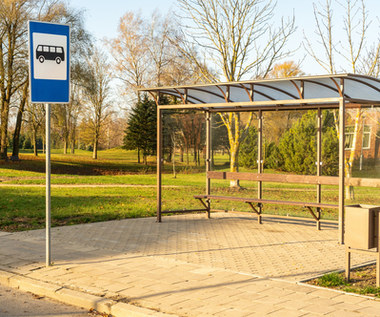 Pieniądze leżały na przystanku. Policja wydała nietypowy komunikat