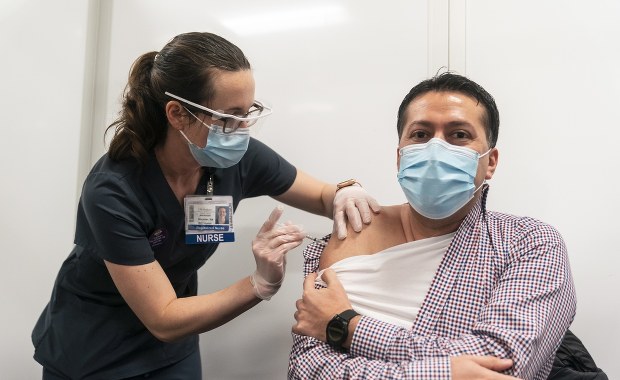 "Pieniądze nie grają roli": Bogaci Kalifornijczycy chcą kupić sobie szybszy dostęp do szczepionki przeciw Covid-19