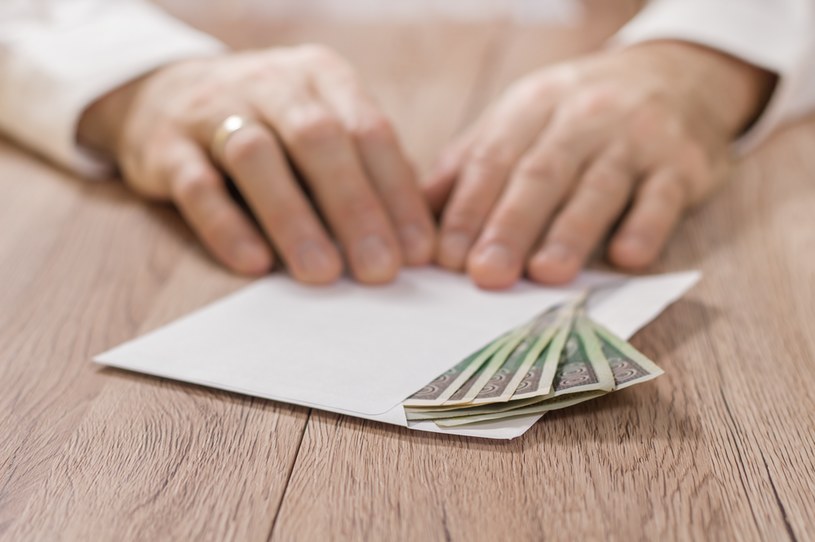 Pieniądze nie są jedynym wyjściem. Z okazji Pierwszej Komunii Świętej można również wręczyć dziecku inny upominek /123RF/PICSEL