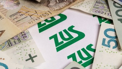 Pieniądze płyną do emerytów w ramach nowego świadczenia. ZUS podał dane