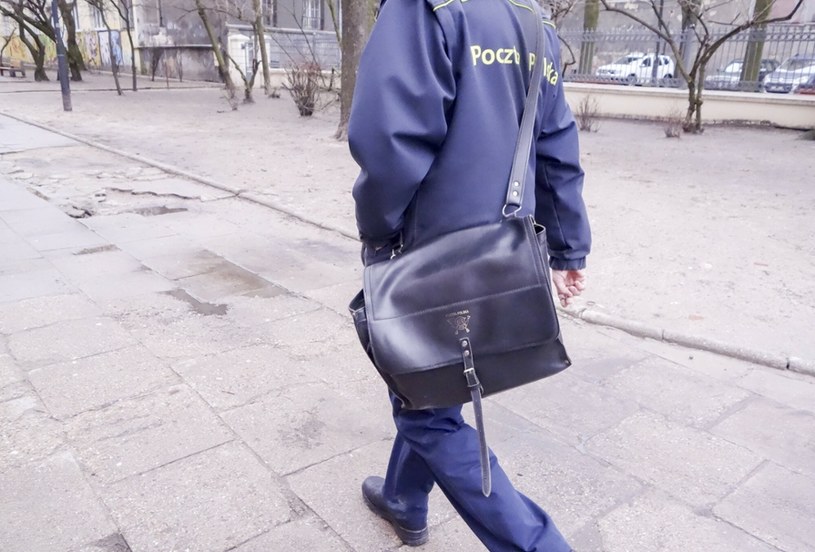 Pieniądze wypłacane przez listonoszy bezpośrednio do ręki są dużym udogodnieniem dla starszych osób /Piotr Kamionka/ REPORTER /East News