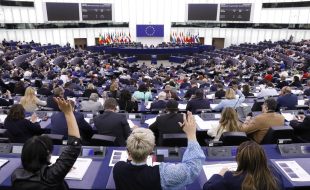 "Pieniądze za praworządność". Europarlament przyjął rezolucję w sprawie Polski i Węgier