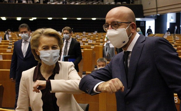 "Pieniądze za praworządność". Europosłowie chcą "postawić kropkę na i"