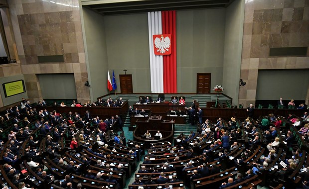 Pieniądze za przyjęcie uchodźcy. Sejm za przedłużeniem świadczenia