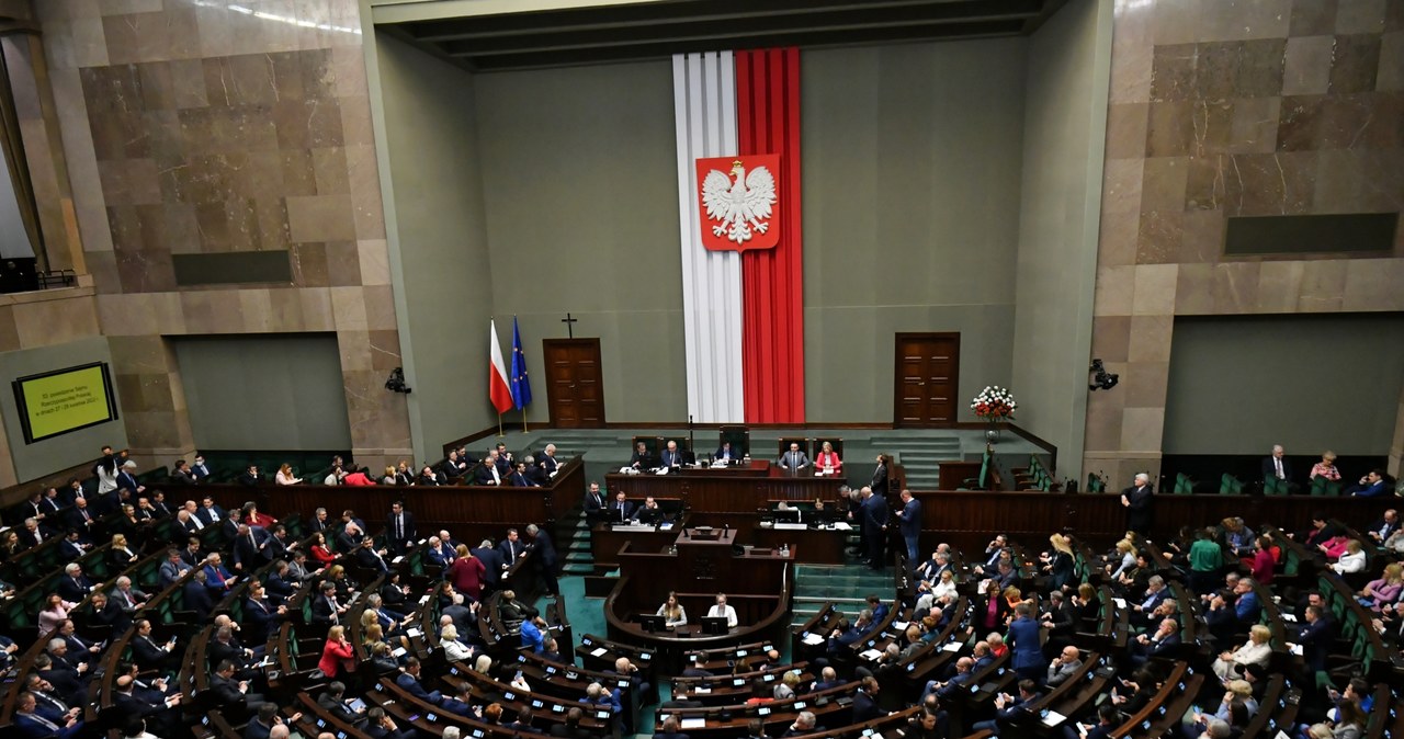 Pieniądze za przyjęcie uchodźcy. Sejm za przedłużeniem świadczenia