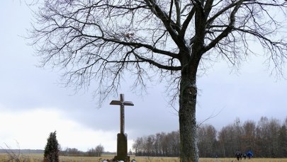 Pieniądze zostawił im pod krzyżem. 89-latek oszukany na 100 tys. zł