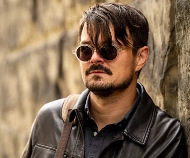 "Piep*zyć Mickiewicza": Dawid Ogrodnik jako belfer z misją niemożliwą [zwiastun]