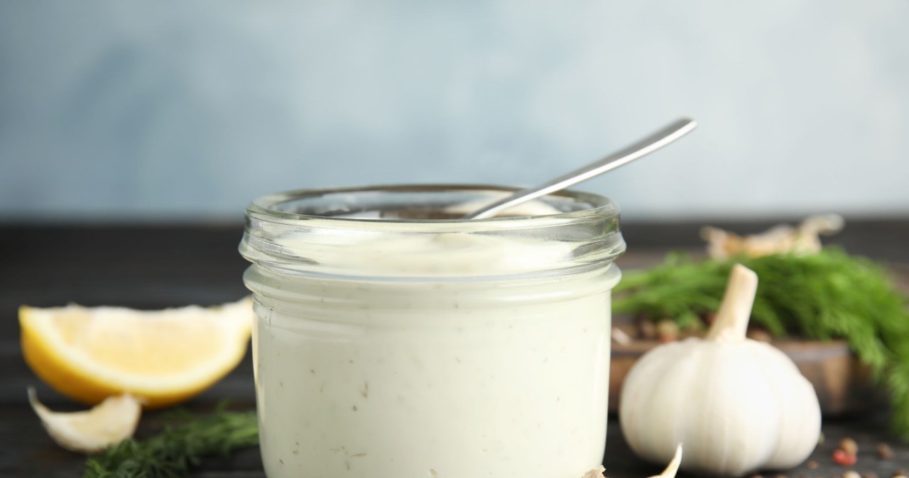 Pierogi kebabowe warto podawać z sosem czosnkowym /123RF/PICSEL