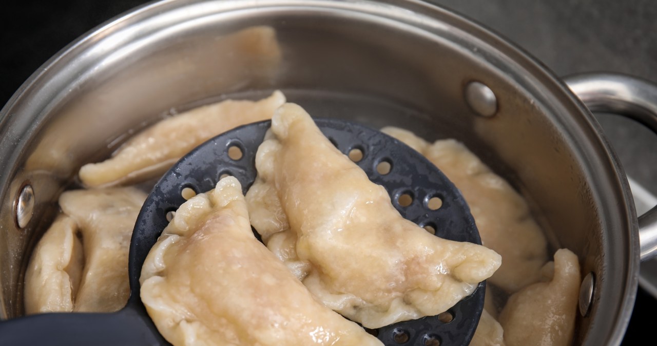 Pierogi ruskie z twarogiem wędzonym – jak zrobić farsz? /123RF/PICSEL