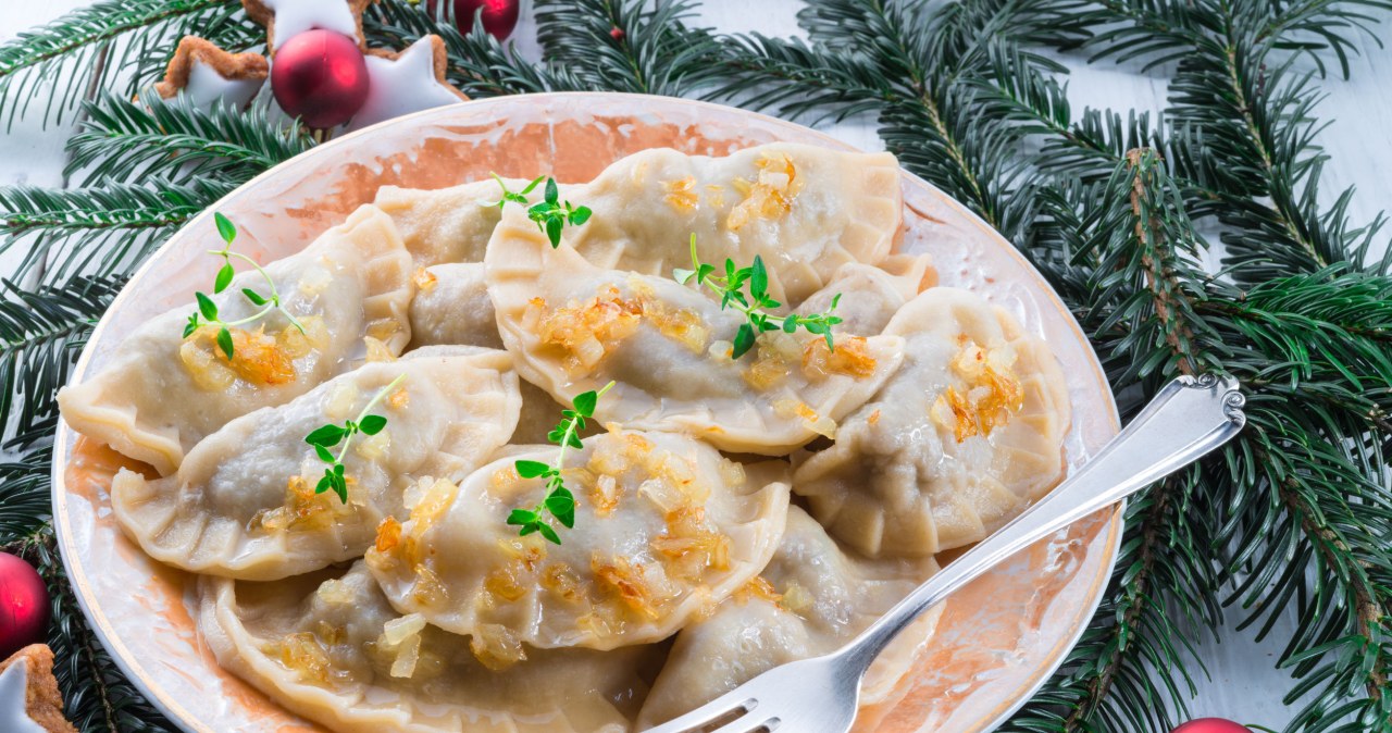 Pierogi z kapustą i grzybami warto zrobić z przepisu Ewy Wachowicz. /123RF/PICSEL