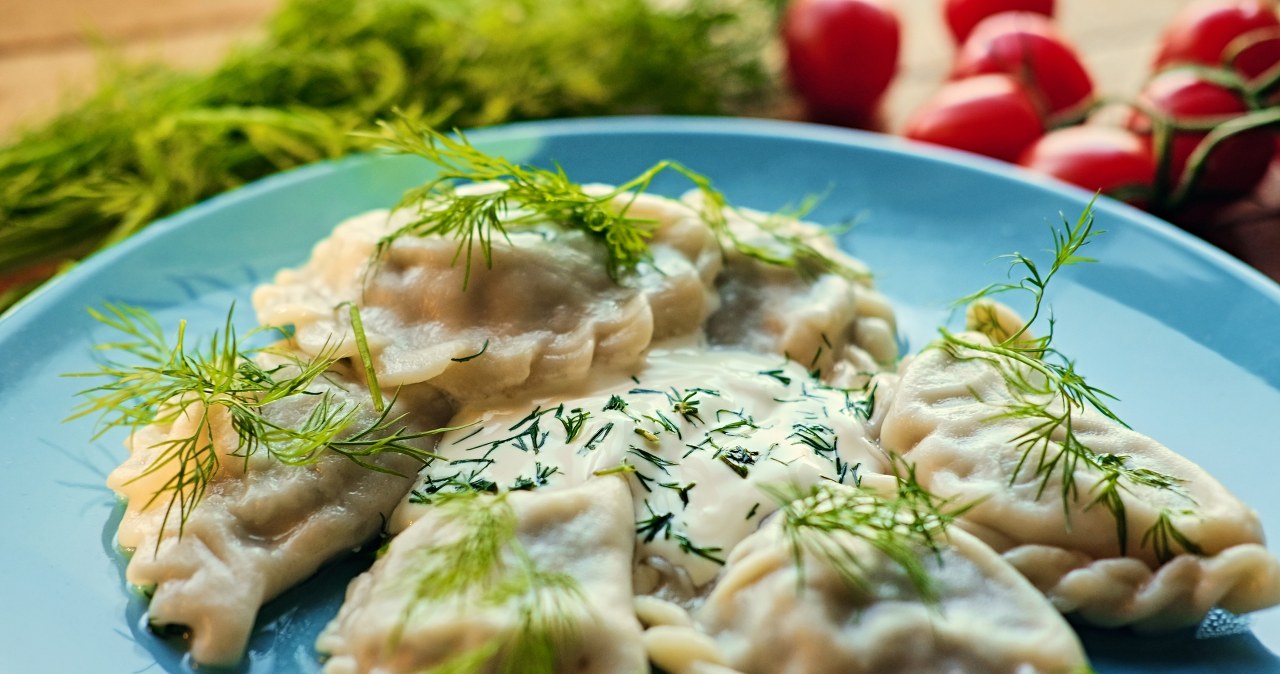 Pierogi z łososiem serwuje się w wielu restauracjach. /123RF/Picsel, 123RF/Picsel /Pixel