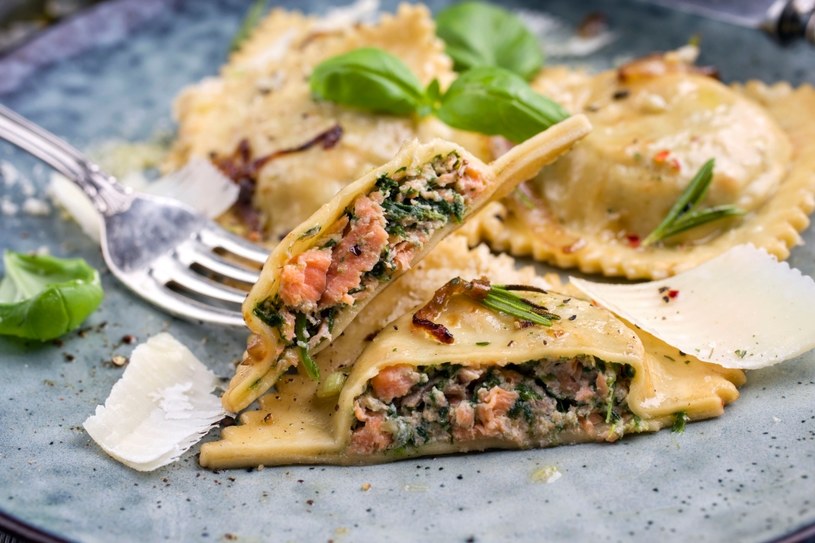 Pierogi z łososiem /123RF/PICSEL
