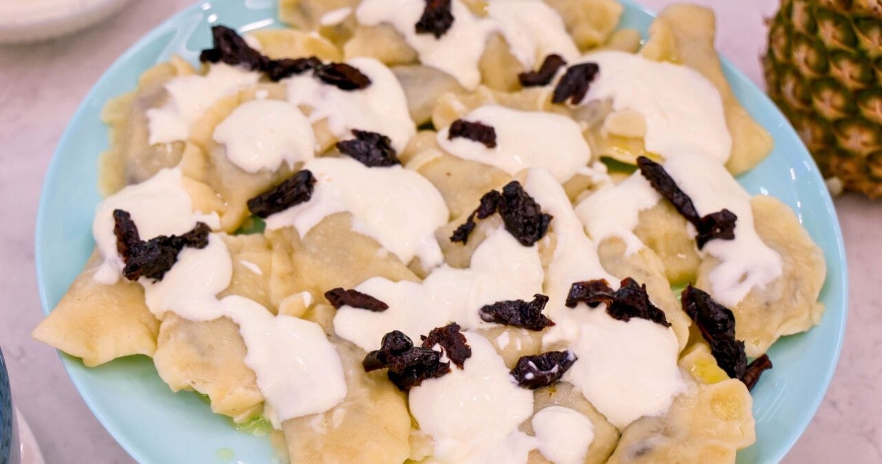 Pierogi z suszonymi śliwkami i orzechami znane są w niektórych regionach Polski. Zaskakują smakiem, dlatego warto je przygotować dla rodziny /Gałązka /AKPA