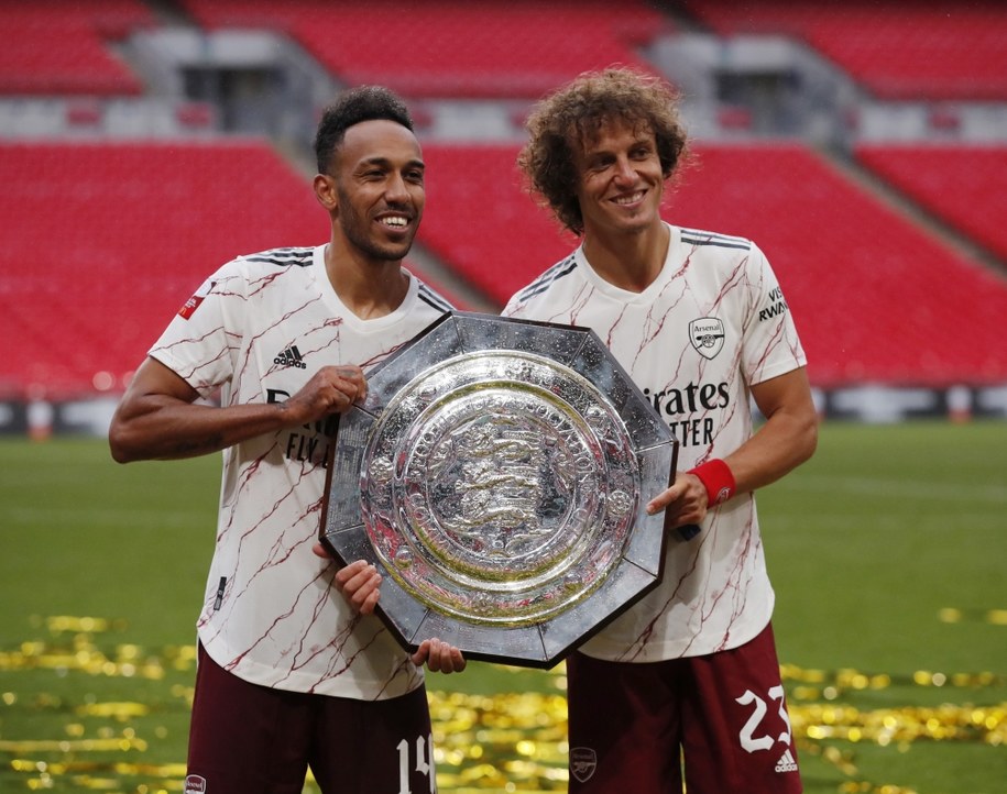 Pierre-Emerick Aubameyang i David Luiz z trofeum /PAP/EPA/Andrew Couldridge / POOL /PAP/EPA