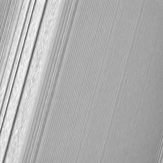 Pierscień A z widoczną po lewej falą zmian gęstości, około 134500 km od Saturna /NASA/JPL-Caltech/Space Science Institute /materiały prasowe