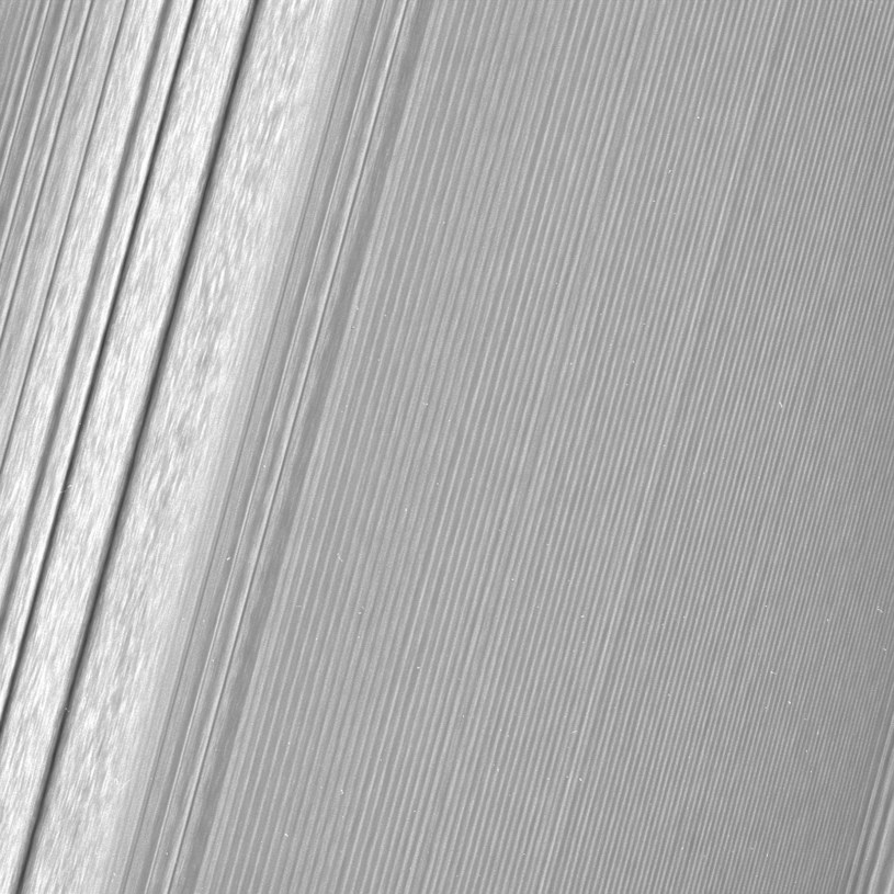 Pierscień A z widoczną po lewej falą zmian gęstości, około 134500 km od Saturna /NASA