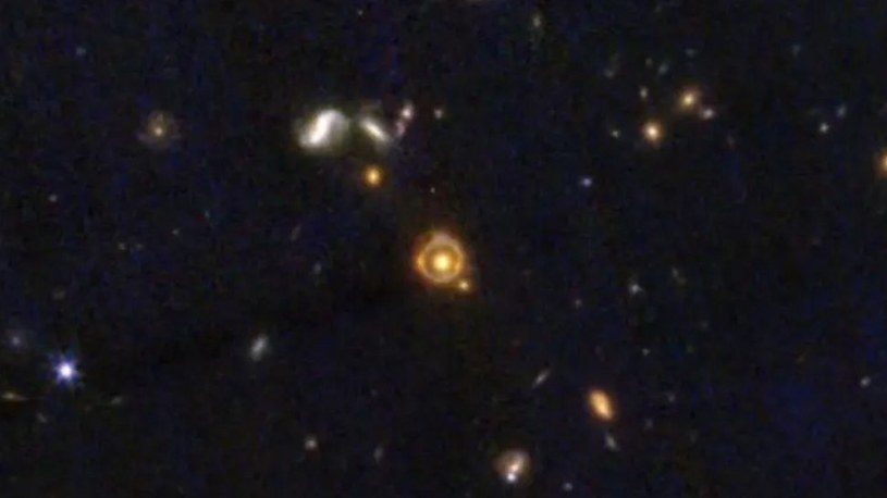 Pierścień Einsteina JWST-ER1 odkryty przez Kosmiczny Teleskop Jamesa Webba to najodleglejszy obiekt soczewkowany grawitacyjnie /NASA/James Webb Space Telescope/van Dokkum et al. /materiał zewnętrzny