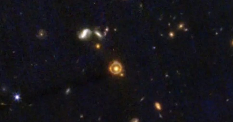 Pierścień Einsteina JWST-ER1 odkryty przez Kosmiczny Teleskop Jamesa Webba to najodleglejszy obiekt soczewkowany grawitacyjnie /NASA/James Webb Space Telescope/van Dokkum et al. /materiał zewnętrzny