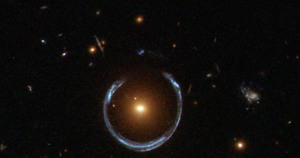 Pierścień Einsteina zaskoczył badaczy. Astronomowie widzą w nim szansę na odkrycie wpływu czarnej materii na wszechświat /ESA/Hubble, NASA /Domena publiczna