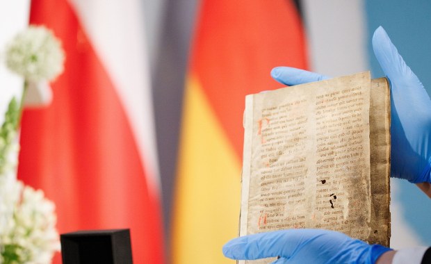 Pierścień króla i średniowieczny rękopis. Zrabowane zabytki wracają z Niemiec do Polski