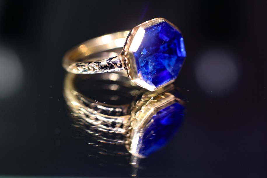 Pierścień z szafirem prezentowany podczas konferencji prasowej w Skarbcu Koronnym na Wawelu w Krakowie, //Łukasz Gągulski /PAP