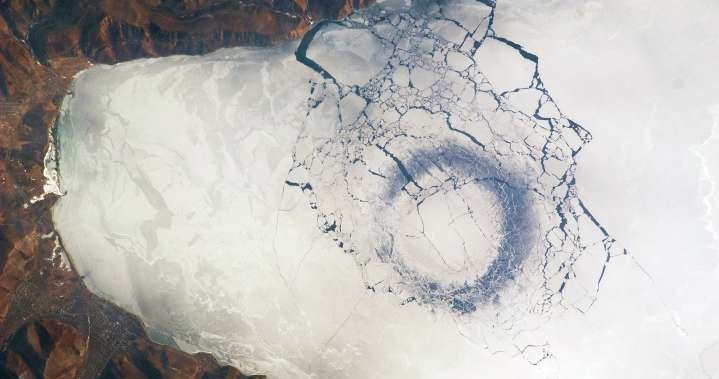 Pierścienie na Bajkale. Fot. NASA /materiały prasowe