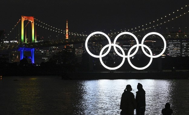 Pierścienie olimpijskie świecą w ciemności po ponownym zainstalowaniu w Zatoce Tokijskiej przy Parku Morskim Odaiba /Newscom /PAP/Newscom