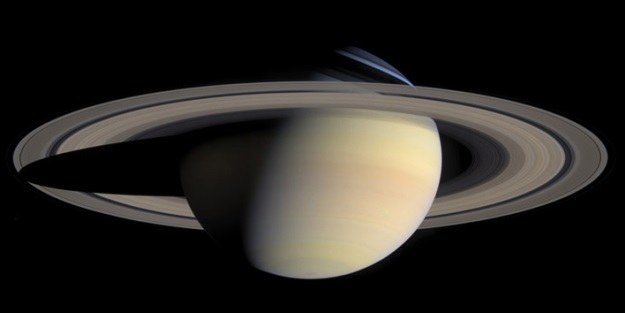 Pierścienie Saturna prawie tak stare jak wszechświat? /NASA