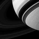 Pierścienie Saturna rzucają dziwne cienie