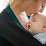 Piersi matki mają ukrytą funkcję. Najnowsze ustalenia naukowców