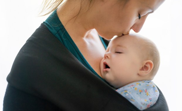 Piersi matki mają ukrytą funkcję. Najnowsze ustalenia naukowców