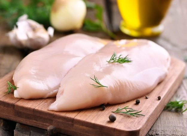 Piersi z kurczaka przyrządzisz na kilka smacznych sposobów /123RF/PICSEL
