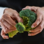 Pierwiastek, który wspiera metabolizm węglowodanów. Znajdziesz go w pieczywie i brokułach