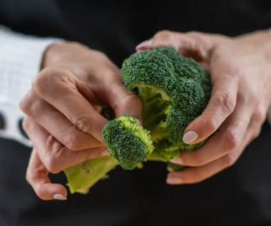 Pierwiastek, który wspiera metabolizm węglowodanów. Znajdziesz go w pieczywie i brokułach