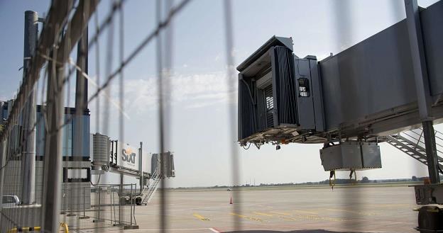 Pierwotnie lotnisko miało być do dyspozycji pasażerów już w czerwcu 2012 roku /AFP