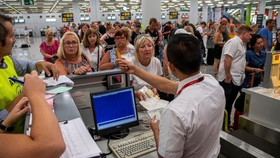 Pierwsi klienci Thomasa Cooka wrócili do kraju. Trwa wielka operacja