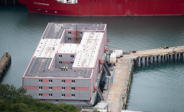 Pierwsi nielegalni imigranci zakwaterowani na barce "Bibby Stockholm"