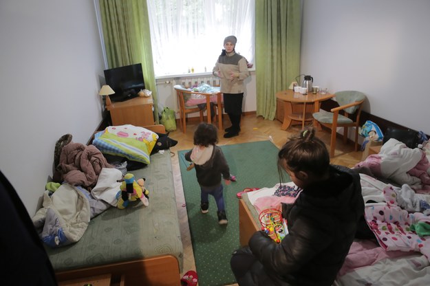 Pierwsi uchodźcy w ośrodku w Waplewie /Tomasz Waszczuk /PAP