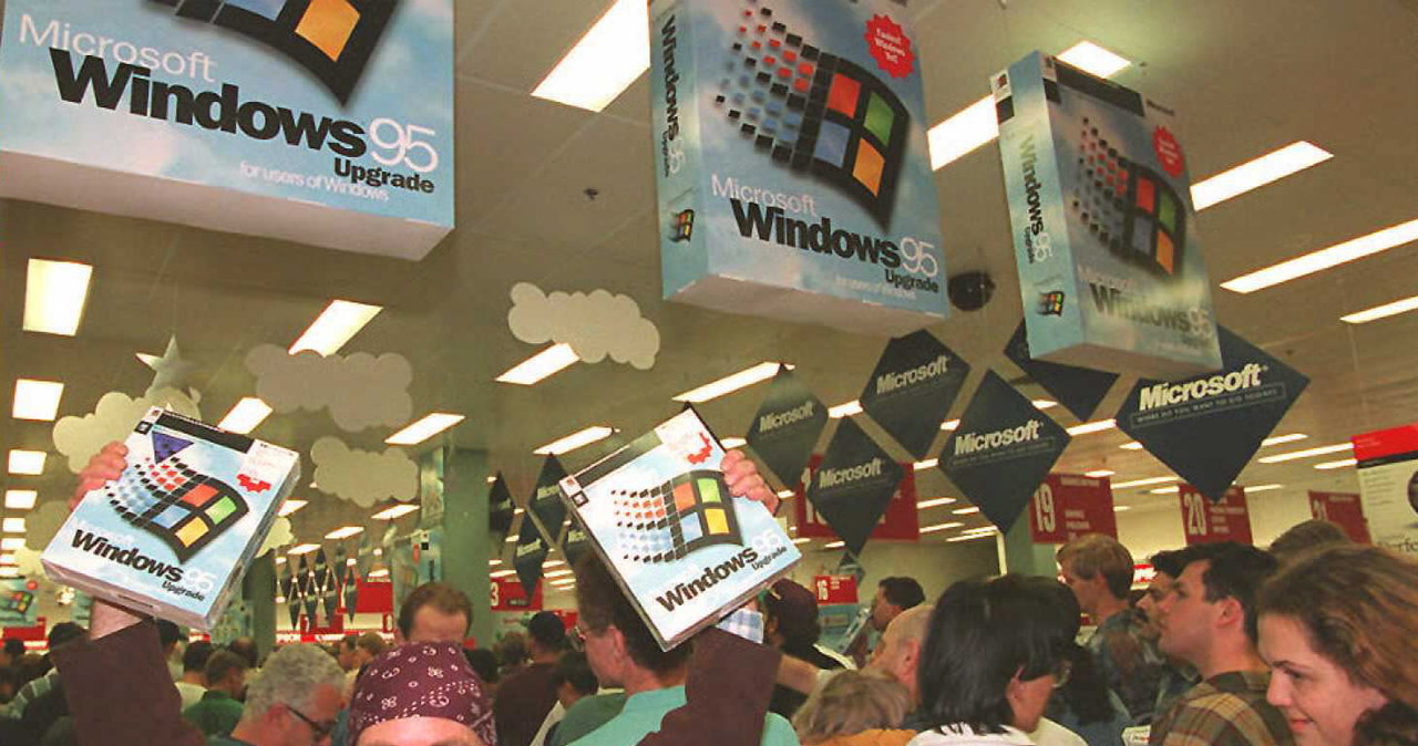 Pierwsi zadowoleni (przynajmniej na zdjęciu) klineci właśnie zakupili Windows 95 /AFP