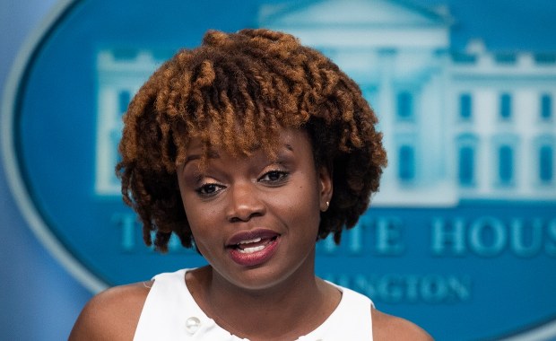 Pierwsza czarnoskóra rzeczniczka Białego Domu. Kim jest Karine Jean-Pierre?