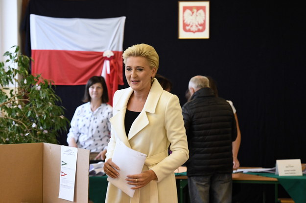 Pierwsza dama Agata Kornhauser-Duda podczas głosowania w Krakowie /	Jacek Bednarczyk   /PAP