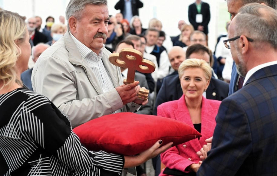 Pierwsza dama RP Agata Kornhauser-Duda podczas wizyty w siedzibie Domu Pomocy Społecznej w Żyrzynie /Wojtek Jargiło /PAP